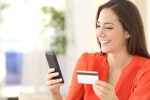 Lady compra com cartão de crédito e telefone inteligente — Fotografia de Stock