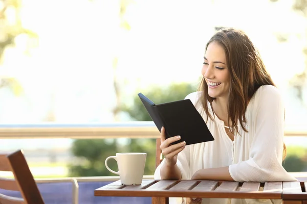 Vrouw ontspannen lezen van een boek in een ebook — Stockfoto