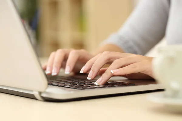 Writer writing on a laptop at home — Stock Photo, Image