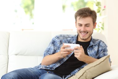 Adam evde online oyun oynamak