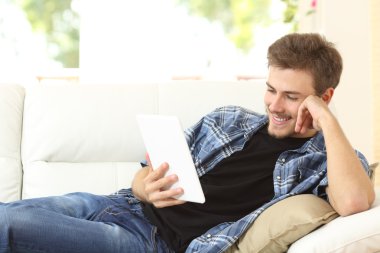 Adam bir ebook veya evde tablet okuma