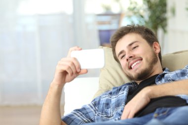 Adam akıllı bir telefon film izlemek