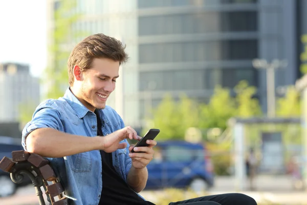 Entrepreneur working texting in a mobile phone — Stock Photo, Image