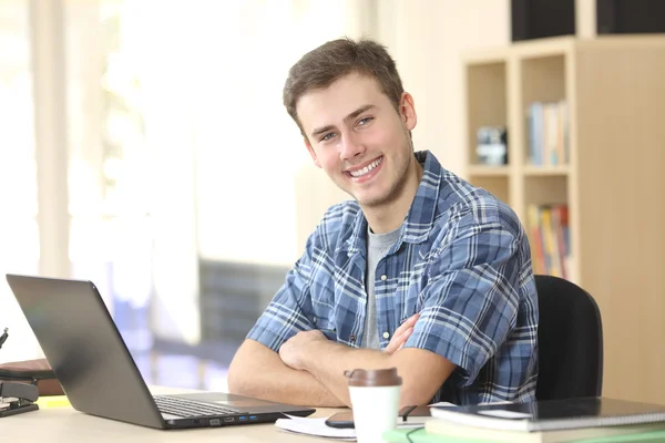 Studentin posiert und blickt in Kamera — Stockfoto