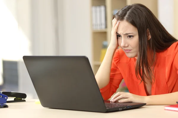 Szomorú és zaklató vállalkozó laptop — Stock Fotó