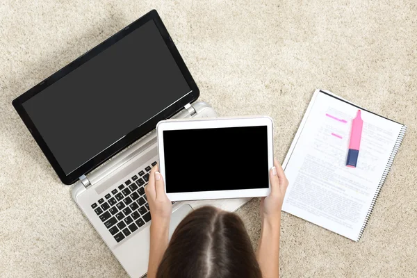 Vista superior de una chica que estudia con ordenador portátil y tableta — Foto de Stock