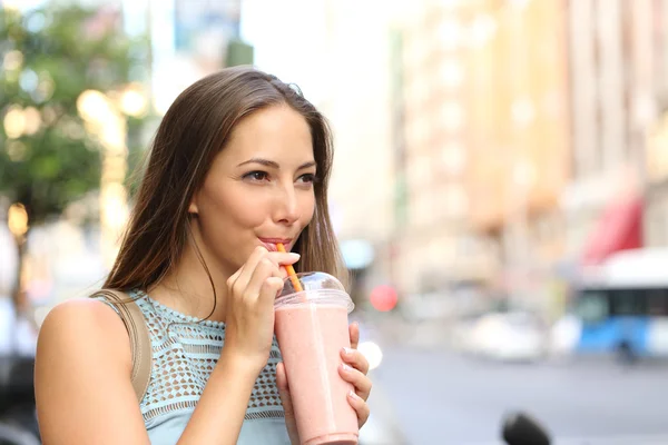 Donna che mangia un frullato per strada — Foto Stock