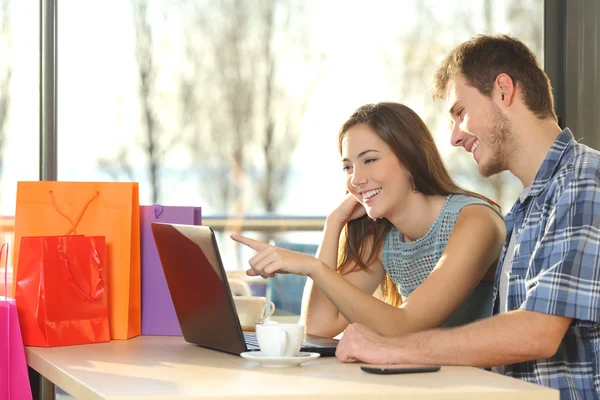Couple of shoppers buying online — Stock Photo, Image
