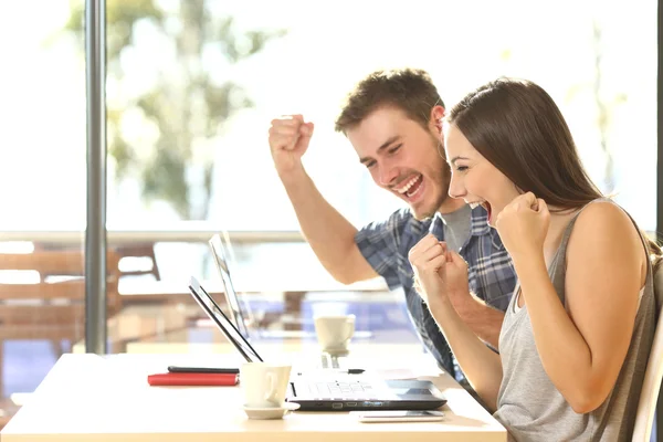 Euforisk studenter titta på testresultat — Stockfoto