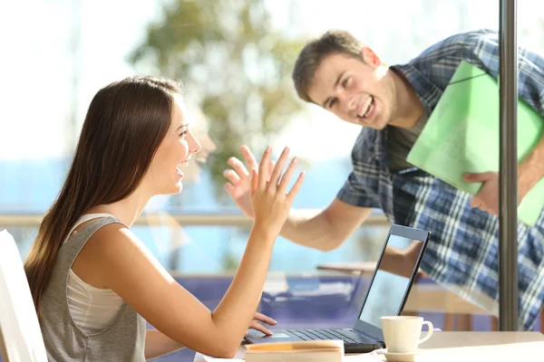 Saludo de amigos o pareja en una cafetería — Foto de Stock