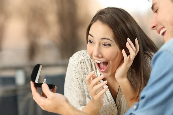 Vorschlag mit einem Mann zeigt einen Diamant-Engage-Ring — Stockfoto