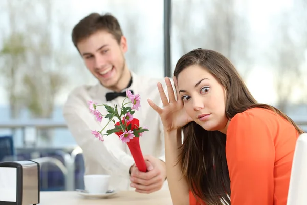 Woman rejecting a geek boy in a blind date — Stock Photo, Image