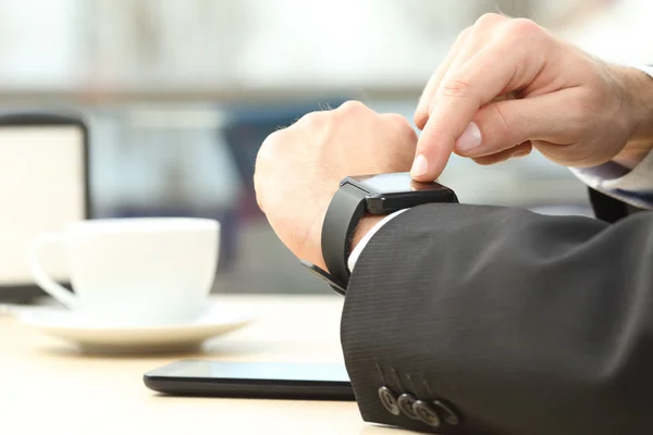 Επιχειρηματίας τα χέρια χρησιμοποιώντας ένα έξυπνο ρολόι — Φωτογραφία Αρχείου