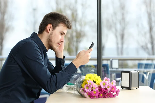 L'homme s'est levé dans une date vérifier les messages téléphoniques — Photo