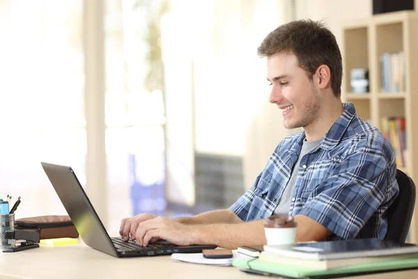 Escrita e aprendizagem de estudantes em um laptop — Fotografia de Stock