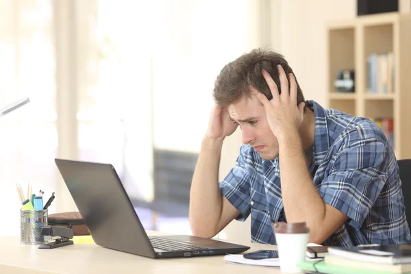 Bang en verdrietig student kijken Tentamenuitslagen — Stockfoto