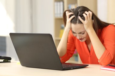 Üzgün freelancer bir dizüstü bilgisayar ile çalışma