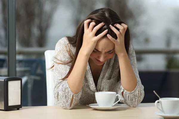 Smutny i przygnębiony kobieta sama w kawiarni — Zdjęcie stockowe