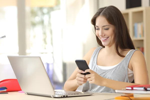 Student leren met laptop en mobiele telefoon — Stockfoto