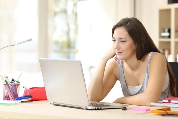 Estudante estudando e aprendendo online — Fotografia de Stock