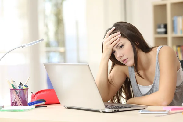 Studente preoccupato e triste online — Foto Stock