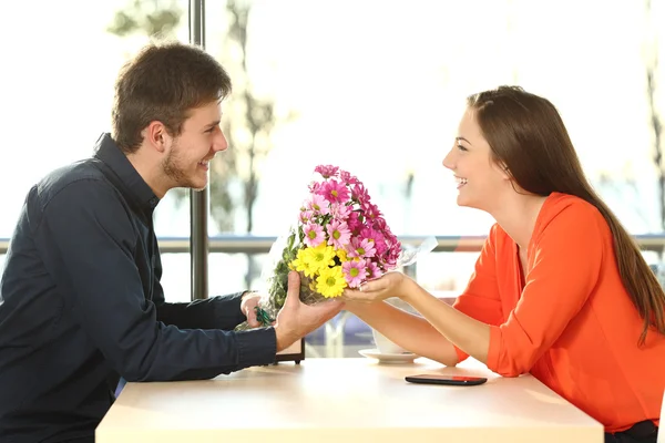Encontro de casal com homem dando flores — Fotografia de Stock