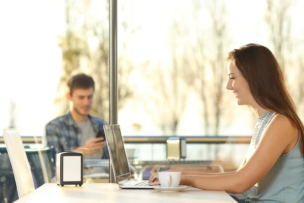 Profilo di ragazza che utilizza un computer portatile in una caffetteria — Foto Stock