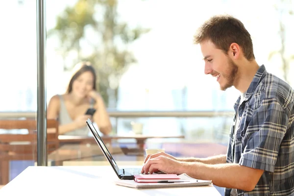 Student learning in a coffee shop — Stock Photo, Image