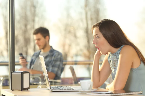 Überraschte Frau schaut Medien im Laptop zu — Stockfoto