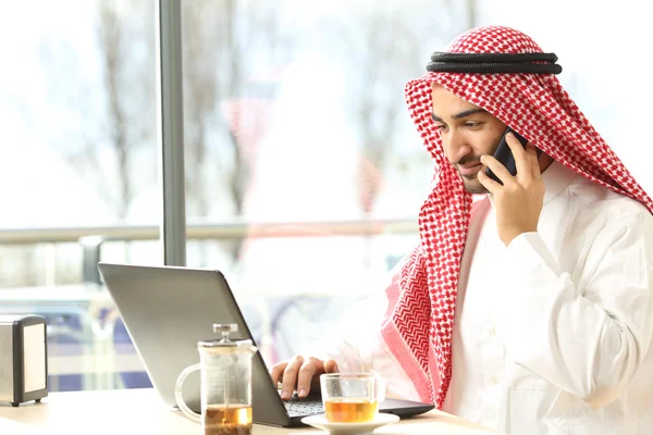 Arabische man die werkt in een koffieshop — Stockfoto