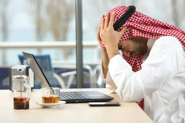 Kétségbeesett arab Szaúd-man online csőd — Stock Fotó