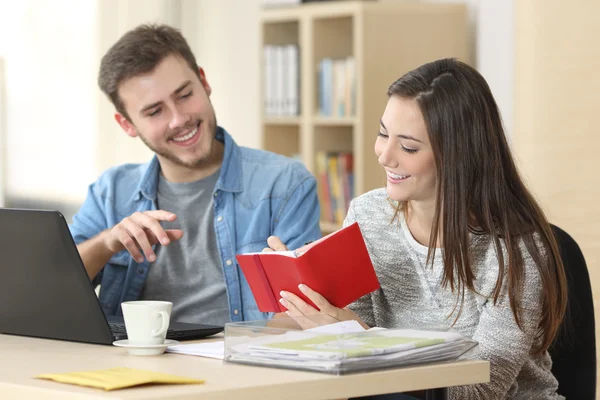 Empresarios trabajando y tomando notas — Foto de Stock