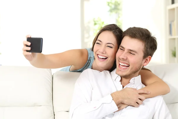 Matrimonio o pareja tomando selfies con teléfono —  Fotos de Stock