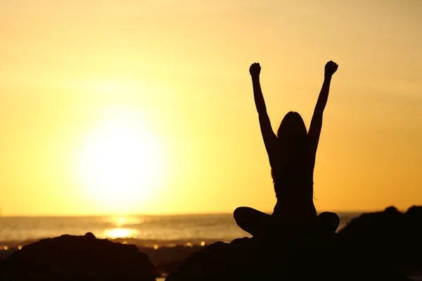 Excitada mulher eufórica olhando o sol ao nascer do sol — Fotografia de Stock