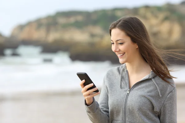 De vrouwelijke texting tiener in een slimme telefoon — Stockfoto