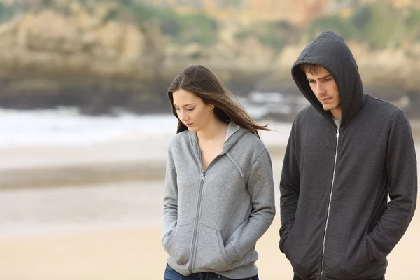 Paar van tieners wandelen triest — Stockfoto