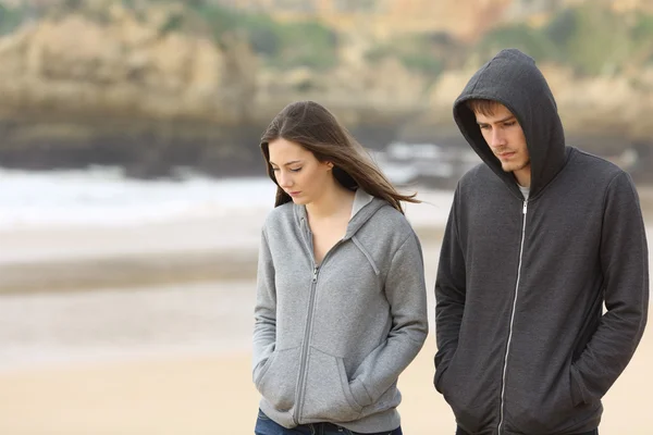 Couple d'adolescents marchant triste — Photo