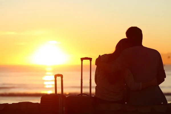 Couple de touristes en vacances regardant le soleil — Photo