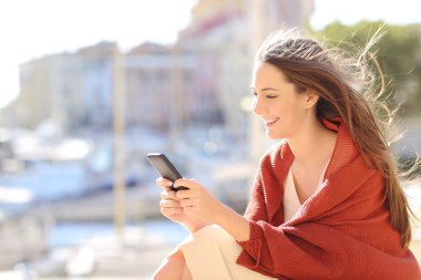 Bir bağlantı noktası olarak bir akıllı telefon kullanan kız