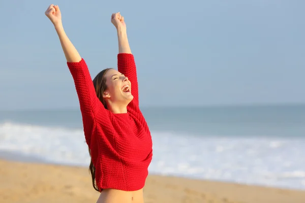 Feliz divertida mujer emocionada en la playa —  Fotos de Stock