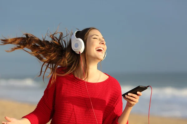 幸せな女の子のダンスと音楽を聴く — ストック写真