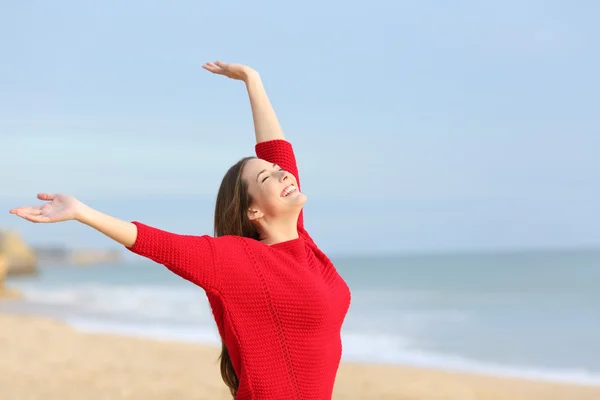 O femeie veselă fericită entuziasmată pe plajă — Fotografie, imagine de stoc