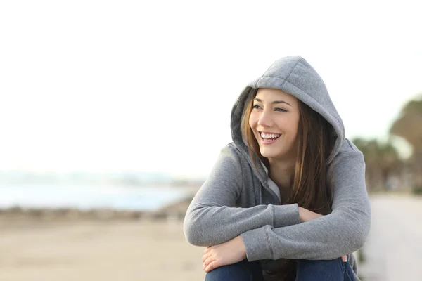 Happy teenager girl looking at side outdoors — Stock Photo, Image