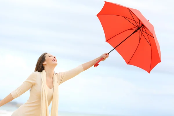 Игривая девушка шутит с зонтиком — стоковое фото