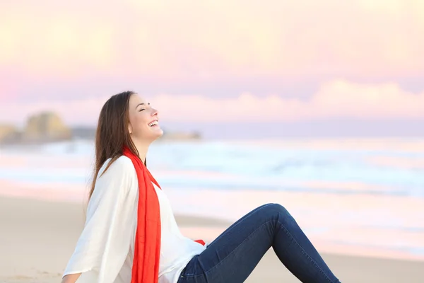 Mujer respirando aire fresco al atardecer —  Fotos de Stock