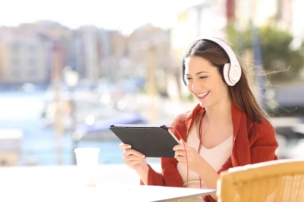 Donna che guarda contenuti multimediali in un tablet — Foto Stock