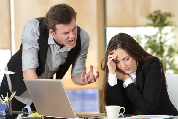 Знущання з начальником кричить до працівника — стокове фото