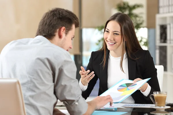 Zakenlui coworking tonen groei afbeelding — Stockfoto