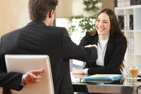 Liar businessman closing a deal — Stock Photo, Image