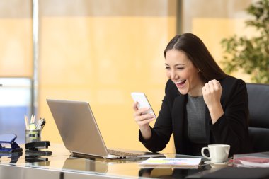 Heyecanlı iş kadını akıllı telefon okuyor